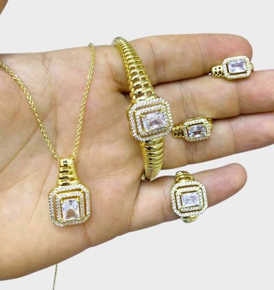 طقم مجوهرات فاخر مطلي بالذهب – عقد، سوار وخواتم – مصنوع من الفولاذ المقاوم للصدأ