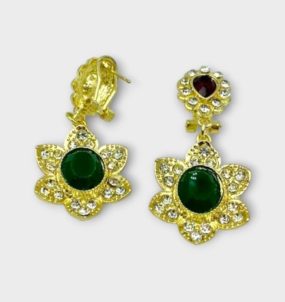 أقراط حضور أنيقة مطلية بالذهب بحجر أخضر وأبيض – مصنوعة من الفولاذ المقاوم للصدأ