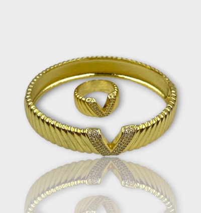 طقم سوار وخاتم ذهبي – مجوهرات فاخرة أنيقة بشكل V