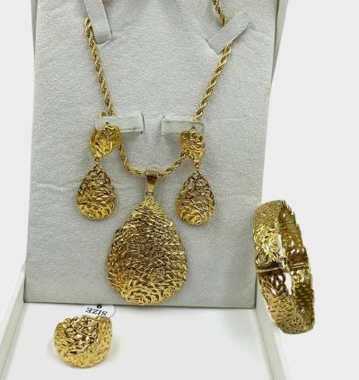 طقم مجوهرات بلدي ذهبي فاخر – قلادة، أقراط، خاتم وسوار  مصنوعة من الفولاذ المقاوم للصدأ