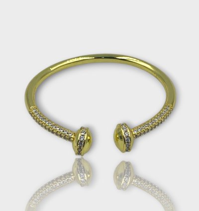 سوار مفتوح من الفولاذ المقاوم للصدأ مطلي بالذهب و بحجر الزركون – أناقة وعصرية