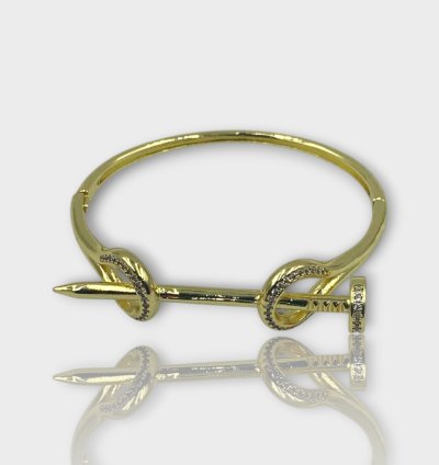 سوار مسمار من الفولاذ المقاوم للصدأ مطلي بالذهب بحجر الزركون – أسلوب جريء وأنيق