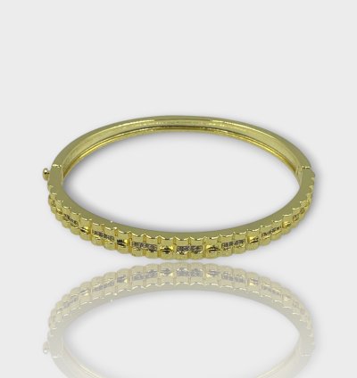 سوار من الفولاذ المقاوم للصدأ مطلي بالذهب بتفاصيل متألقة - أناقة ورُقي