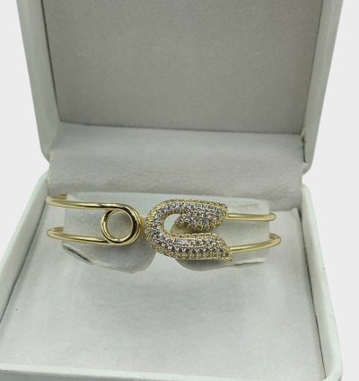 سوار ذهبي مع مشبك فاخر مرصع بأحجار الراين - مصنوع من الفولاذ المقاوم للصدأ مطلي بالذهب - أناقة ورقي