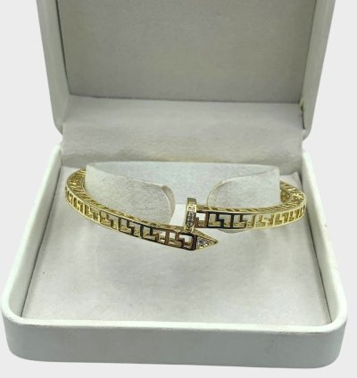 سوار ذهبي أنيق بنمط يوناني وطرف لامع – من الفولاذ المقاوم للصدأ مطلي بالذهب – فخامة ورقي