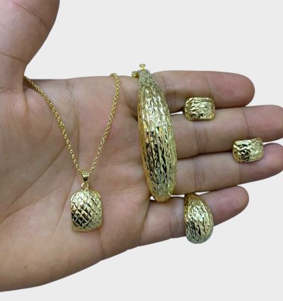 طقم ذهبي مطروق أنيق ء عقد، سوار، خاتم وأقراط فاخرة من الفولاذ المقاوم للصدأ مغطى بالذهب.