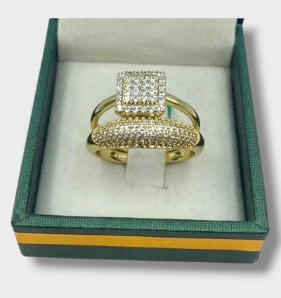 خاتم ذهبي فاخر مرصع بالزركونيا اللامعة – أناقة ورقي – من الفولاذ المقاوم للصدأ