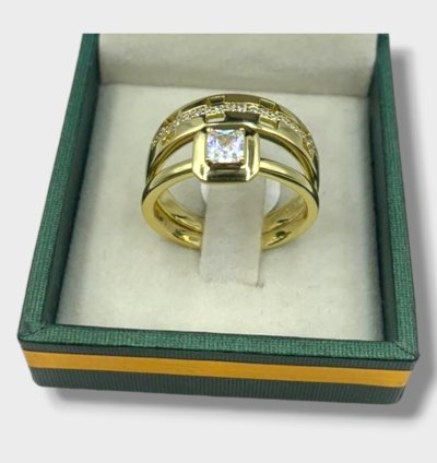 خاتم ذهبي أنيق بحجر مركزي لامع – فخامة ورقي – من الفولاذ المقاوم للصدأ