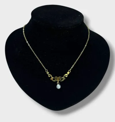 قلادة أنيقة من الذهب بتصميم باروكي و لؤلؤة متدلية