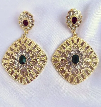 أقراط الأعراس و المناسبات ذهبية فاخرة مطلية بالذهب – تصميم فخم و أنيق