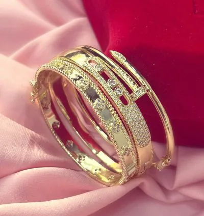 مجموعة أساور ذهبية فاخرة مطلي بالذهب مزينة بفصوص – 3 أساور أنيقة للنساء