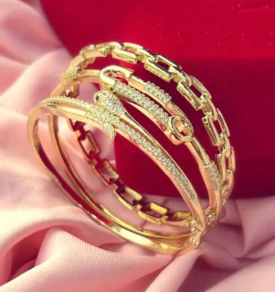 مجموعة أساور ذهبية فاخرة مطلي بالذهب مزينة بفصوص – 3 أساور أنيقة للنساء