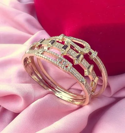 مجموعة أساور ذهبية فاخرة مطلي بالذهب مزينة بفصوص – 3 أساور أنيقة للنساء