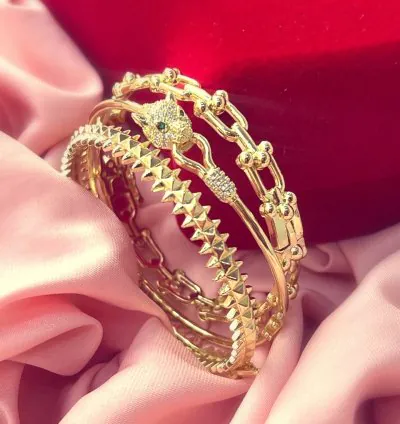 مجموعة أساور ذهبية فاخرة مطلي بالذهب مزينة بفصوص – 3 أساور أنيقة للنساء