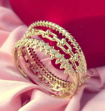 مجموعة أساور ذهبية فاخرة مطلي بالذهب مزينة بفصوص – 3 أساور أنيقة للنساء