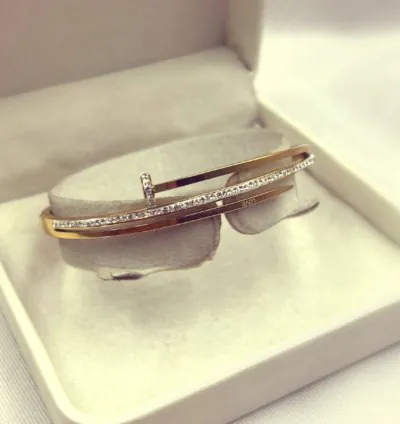 سوار ذهبي من الفولاذ المقاوم للصدأ مطلي بالذهب تصميم عصري فاخر