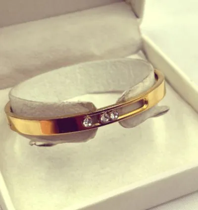 سوار ذهبي من الفولاذ المقاوم للصدأ مطلي بالذهب تصميم عصري فاخر