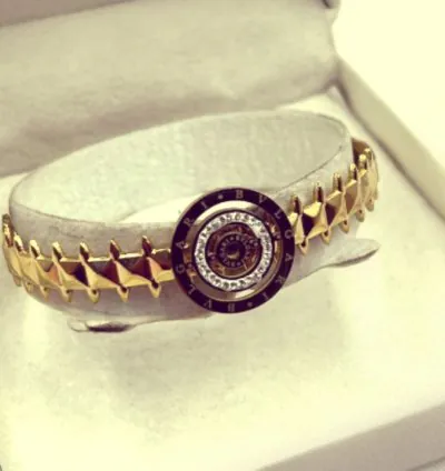 سوار ذهبي من الفولاذ المقاوم للصدأ مطلي بالذهب تصميم عصري فاخر