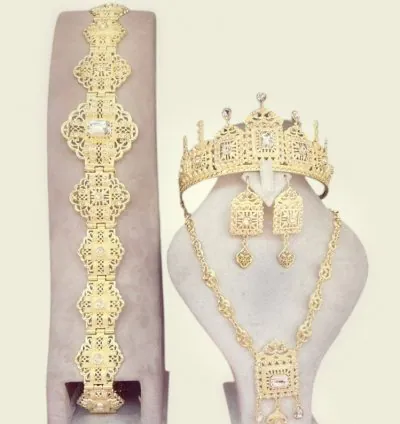 طقم مجوهرات ذهبي تقليدي فاخر – تاج، مضمة، أقراط، قلادة