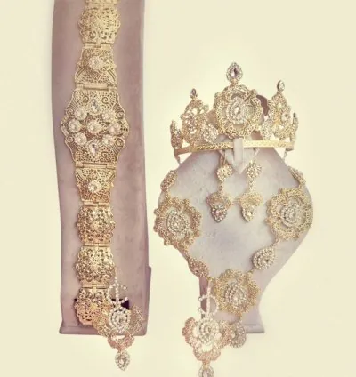 طقم مجوهرات ذهبي تقليدي فاخر – تاج، مضمة، أقراط، قلادة