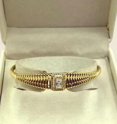 سوار ذهبي أنيق بحجر مركزي لامع – فخامة راقية